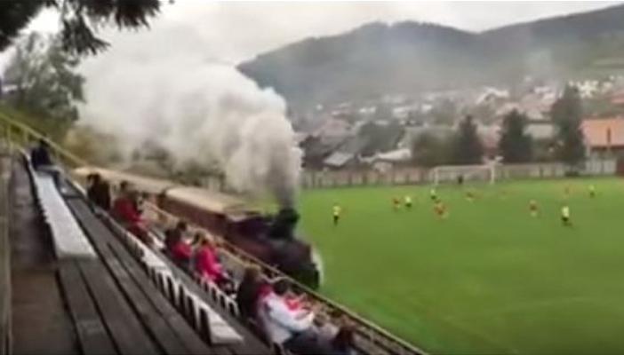 بالفيديو.. قطار يقتحم ملعب كرة قدم والفريقان يكملان المباراة