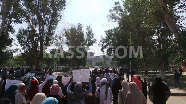 طلاب جامعة المنصورة ينددون باختطاف زملائهم من قبل العسكر