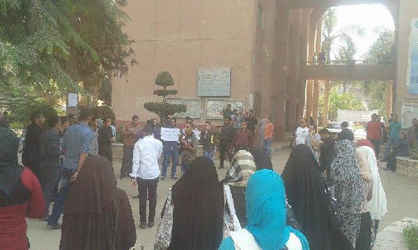 طلاب جامعة بنها ينادون بالحرية