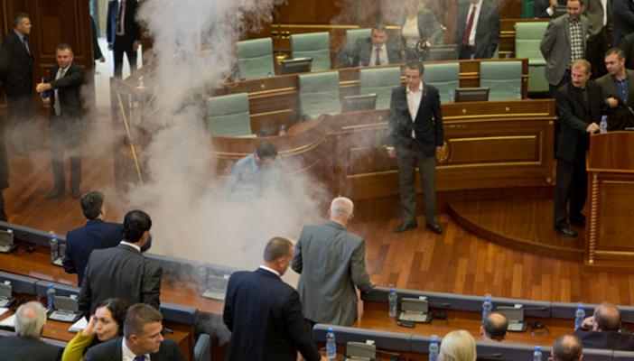 نائبة معارضة تطلق عبوة غاز داخل برلمان كوسوفو لمنع تمرير اتفاقية