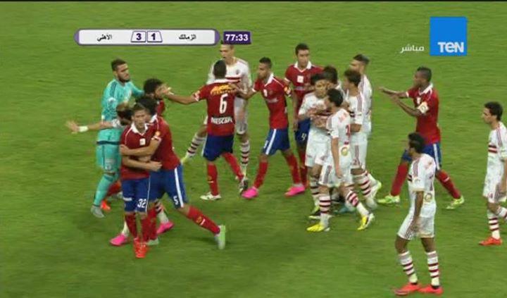 بالفيديو.. اشتباكات لاعبي الفريقين وخروج الحكم