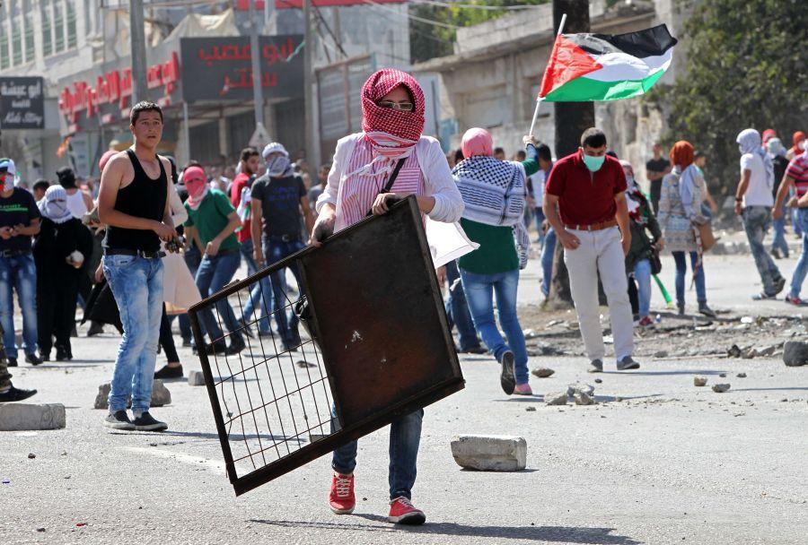 استشهاد فلسطيني بعد طعنه لجندي من قوات الاحتلال جنوب الخليل