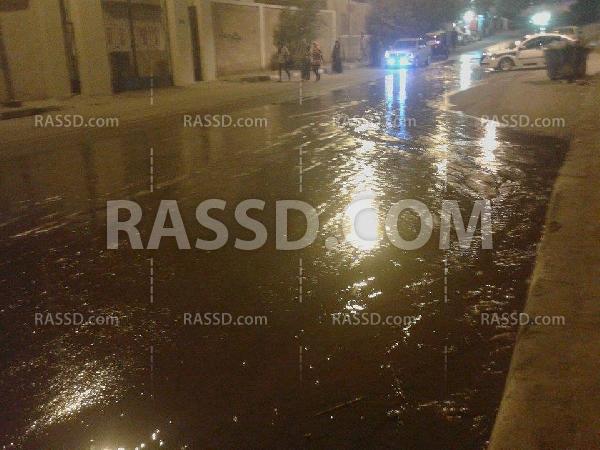 غرق شوارع أسوان إثر انفجار أنبوب مياه