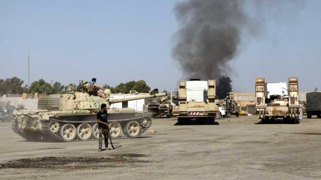 أعمال عنف تجتاح بنغازي وتوقع عشرات القتلى