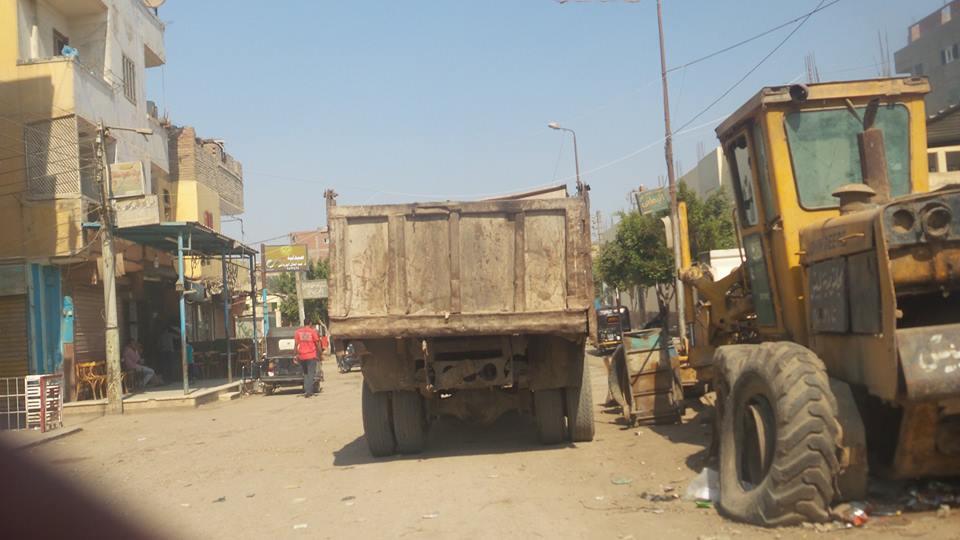 بالصور.. انهيار شبكة الطرق والصرف الصحي بمدينة بلبيس