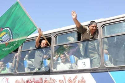 ملصقات في شوارع غزة تطالب بصفقة وفاء الأحرار 2