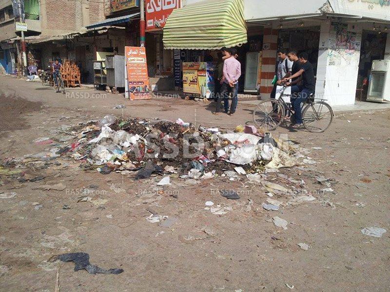 القمامة تسيطر على ميدان “الشيخة حمده” بالقرين