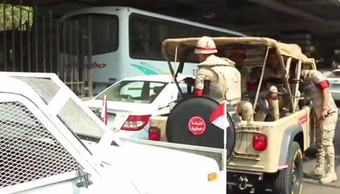 بالفيديو.. “تسلم الأيادي” بسيارات الجيش.. ونشطاء: ليه بتهينوا جنودنا؟!