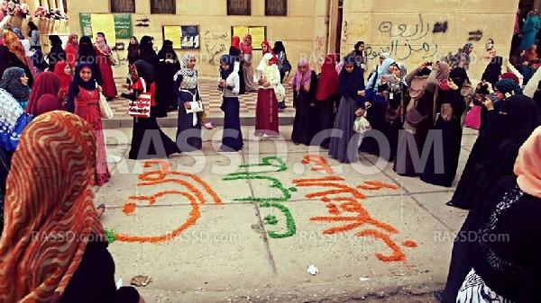 طالبات ضد الانقلاب تستقبل زميلاتهن الجدد بالمنصورة بالورود