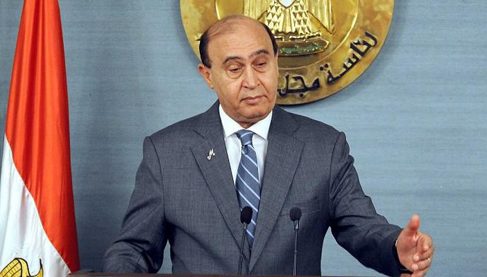 بعد اعترافه بتراجع إيرادات القناة.. مميش يثير السخرية على “فيس بوك”