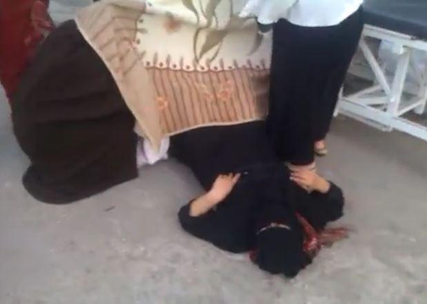 فيديو| تلد على الأسفلت بعد طردها من “مستشفى حكومي”