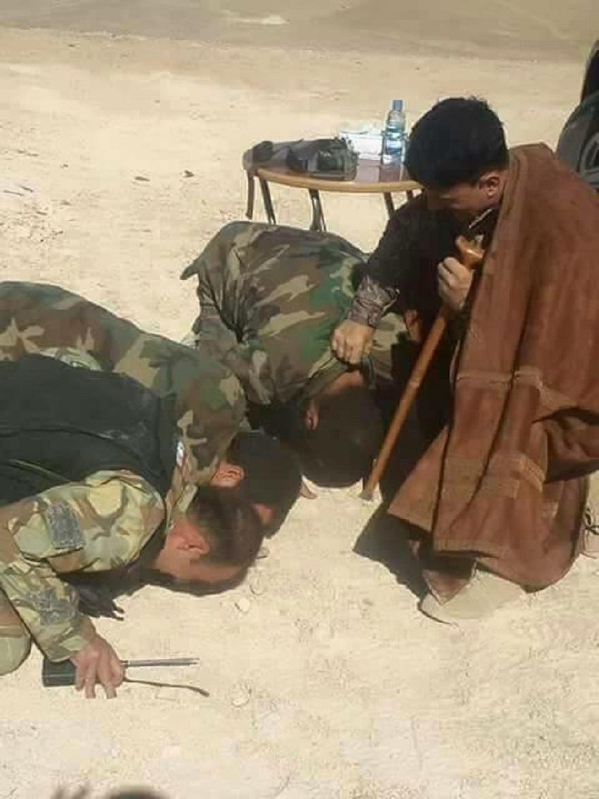 صورة جنود “الأسد” يسجدون لـ”النمر” تثير الغضب بمواقع التواصل