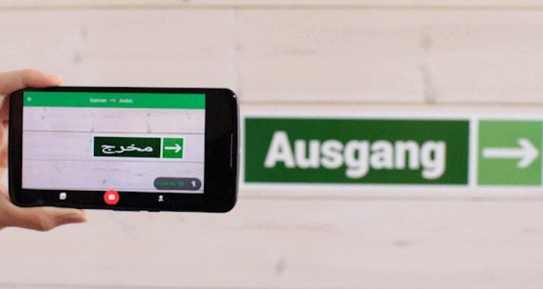 خدمة في “جوجل” تتيح ترجمة الكلمات عن طريق توجيه الكاميرا عليها فقط