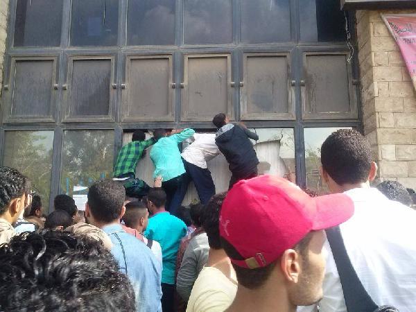 طلاب يحطمون زجاج”علوم”القاهرة لتعنت الموظفين لإنهاء تحويلهم