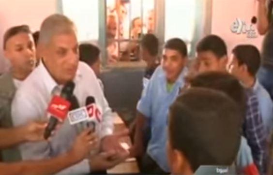 فيديو..طلاب بالمدرسة يحرجون محلب ويجعلونه يرتبك