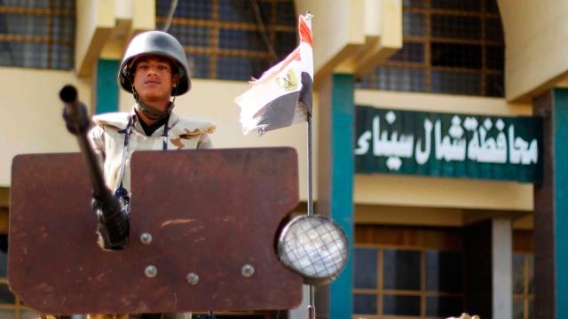 مقتل سبعة جنود في تفجير مدرعة بشمال سيناء