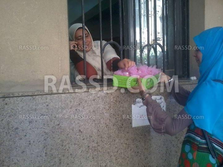 طالبات المنصورة توزع “عدية الشهيد” داخل الجامعة