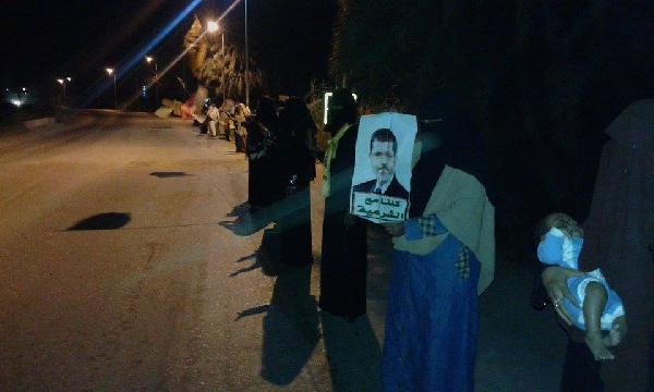 سلسلة بشرية في أسوان تنديدًا بالغلاء