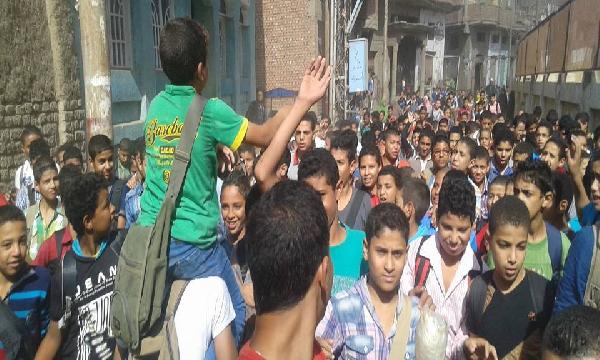 مسيرة لطلاب إطسا في الفيوم ضمن فعاليات “رجعوا التلامذة”