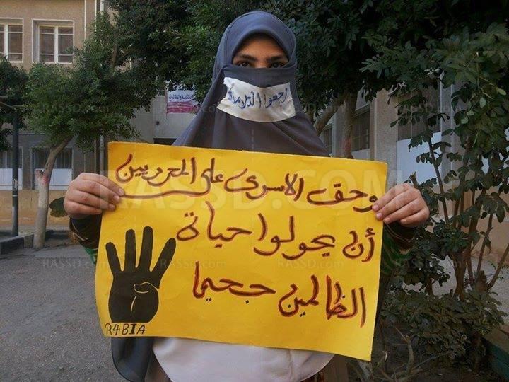 طالبات أزهر “تفهنا” يكممن أفواههن احتجاجا على القمع