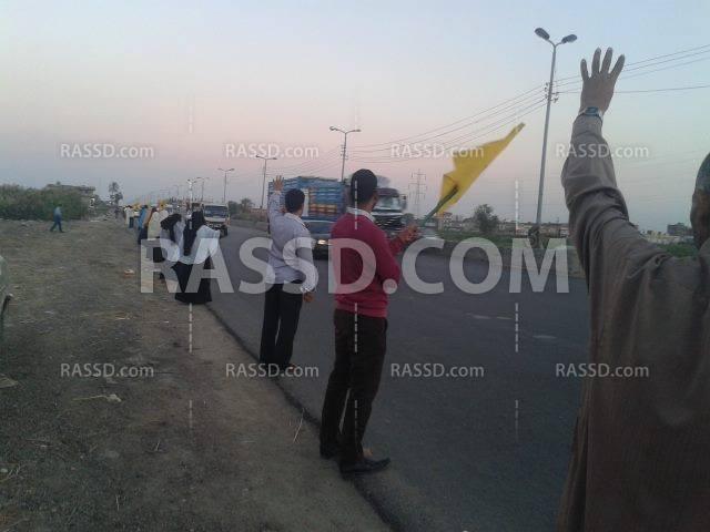 صور| سلسلة بشرية لـ”شباب ضد الانقلاب” في البحيرة