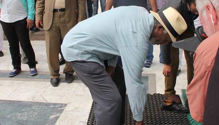 بالصور: الفنان العالمي مورجان فريمان يزور “الحسين”