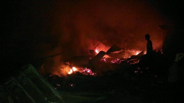 ماس كهربي يحرق سوق تجاري بالمنزلة