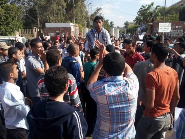 بث مباشر..طلبة الأزهر يغلقون “صيدلة” ويعلنون بدء الإضراب