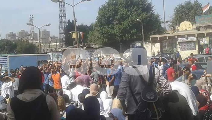 طلاب الثانوية يتظاهرون احتجاجًا على درجات السلوك ويهددون بالتصعيد