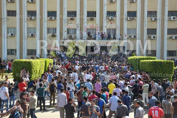 بالصور..طلاب الأزهر يحاصرون مبني رئاسة الجامعة ويطالبون بإقالته