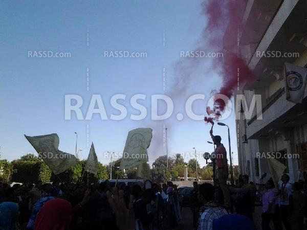 طلاب تجارة الأزهر يتظاهرون داخل المدرج المركزى