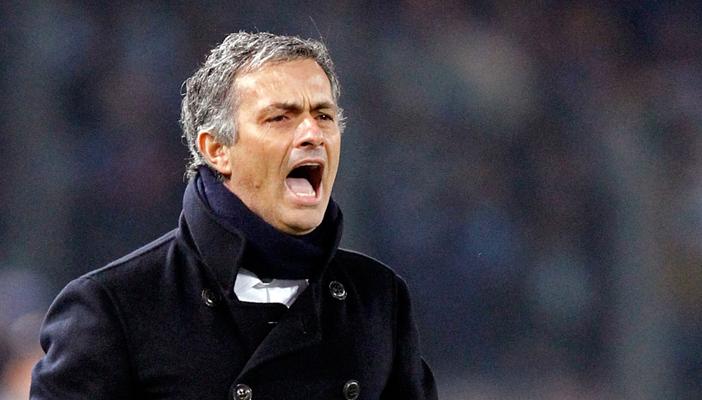 بالفيديو.. مورينيو يعتدي على أحد المشجعين بالشارع