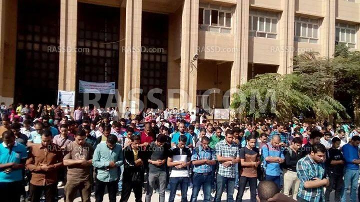 طلاب الإسكندرية يؤدون صلاة الغائب على الشهيد عمر