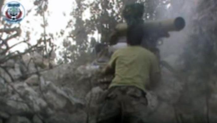 بالفيديو.. استهداف سيارة بداخلها عناصر تابعة لنظام الأسد في اللاذقية