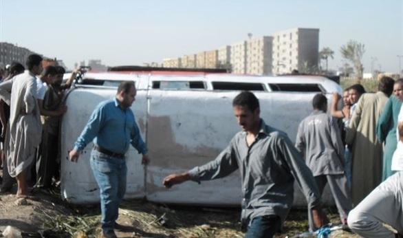 مصرع 8 أشخاص إثر سقوط ميكروباص من أعلى كوبري العوايد