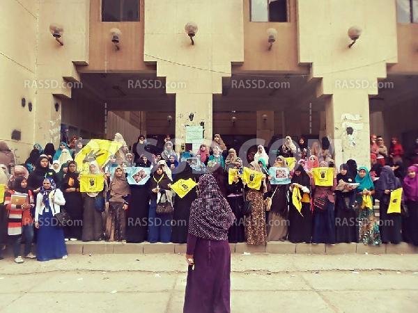 طالبات بالمنصورة يتظاهرن تنديدًا بمقتل زميلهم بالإسكندرية