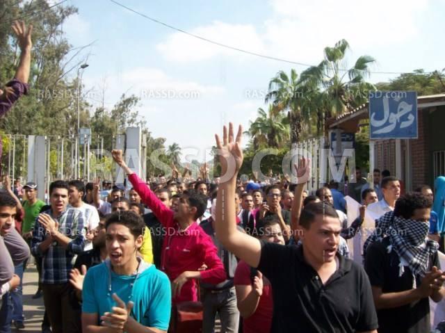 بث مباشر ..طلبة الأزهر يتظاهرون خارج أسوار الجامعة