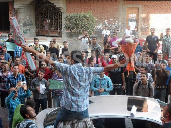 شباب جامعة الزقازيق أمام منزل مرسي :اثبت يا ريس