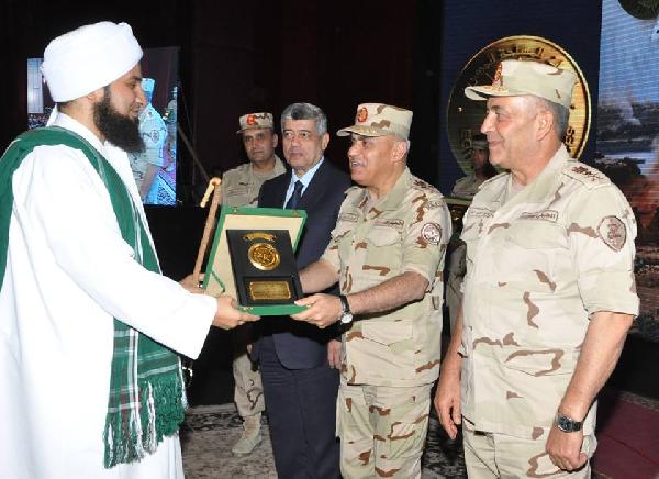 “وزير الدفاع” يكرم “الجفري” على جهوده