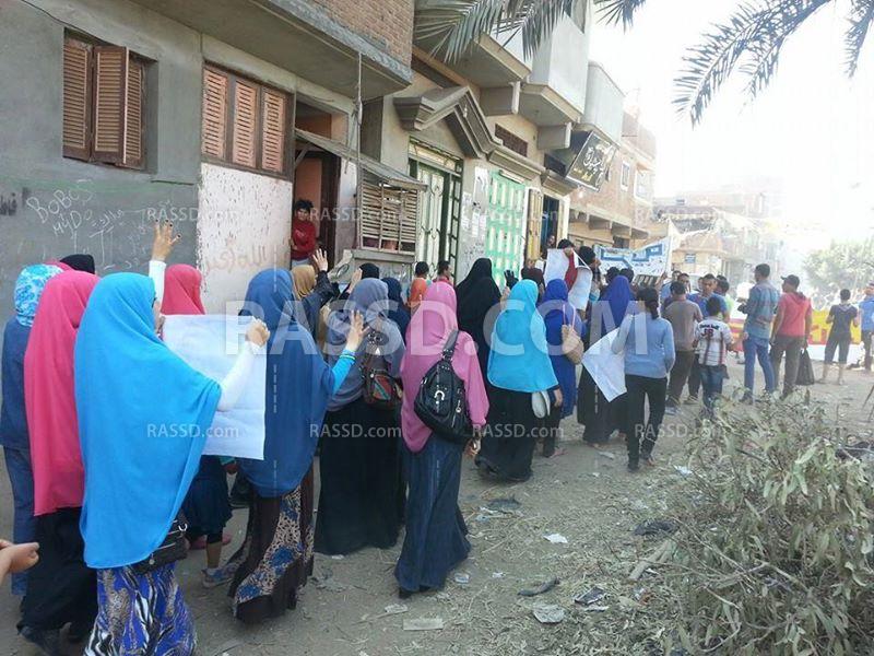 سلسلة بشرية تتحول إلى مسيرة منددة بغلاء الأسعار في دمياط