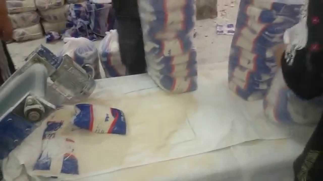 القبض على 3 أشخاص بحوزتهم أكياس سكر فارغة خاصة بشركة ليبية