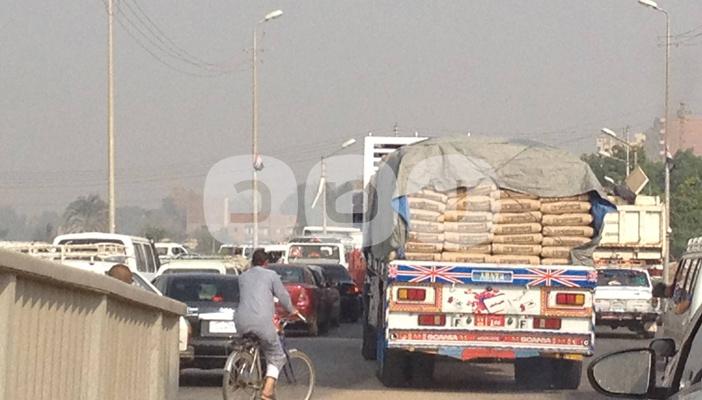 بالصور.. شلل مروري تام عند مدخل جامعة ومطار سوهاج