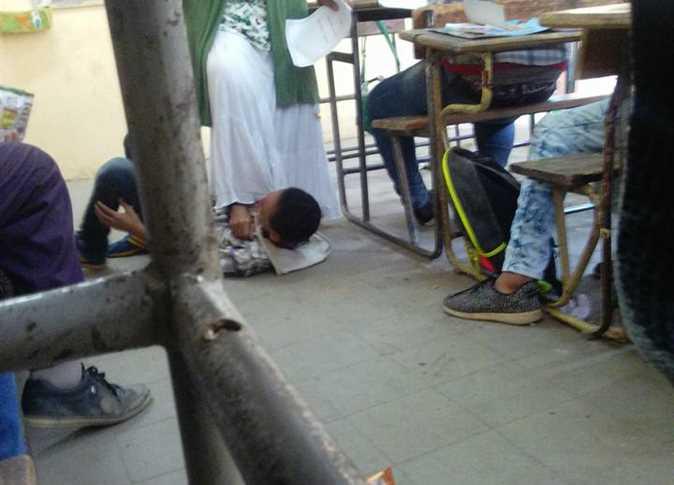 إخصائية نفسية تطرح طالب بالصف الإعدادي أرضًا وتدهس رقبته