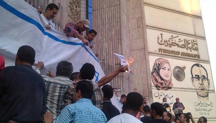 اللجنة الشعبية لدعم الانتفاضة تحرق علم الاحتلال أمام نقابة الصحفيين