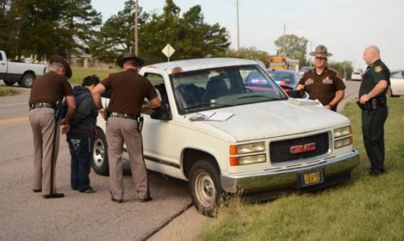 بالصور.. طفل 3 سنوات يقود السيارة بعد سقوط والدته خارجها