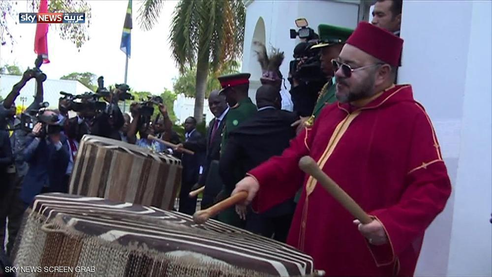 بالفيديو.. ملك المغرب يقرع الطبول الأفريقية في تنزانيا