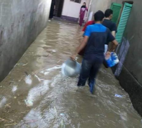 بالصور.. مياه الأمطار تغرق شوارع ومنازل “حوش عيسى”