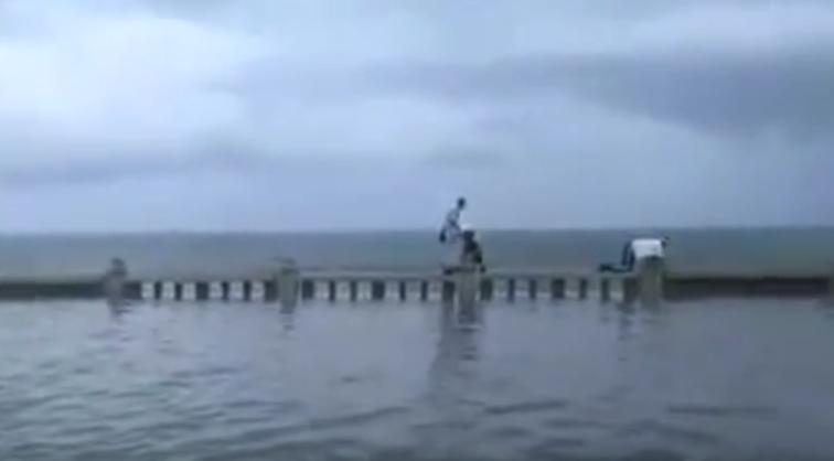 بالفيديو.. كورنيش الإسكندرية يختفي بين البحر ومياه الأمطار