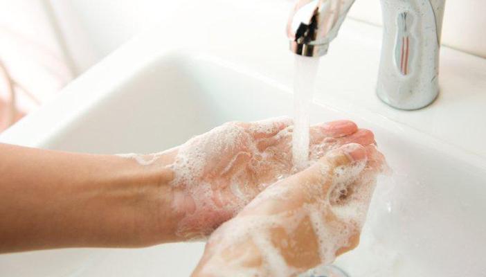 80% من العدوى تنتقل من خلال اليدين