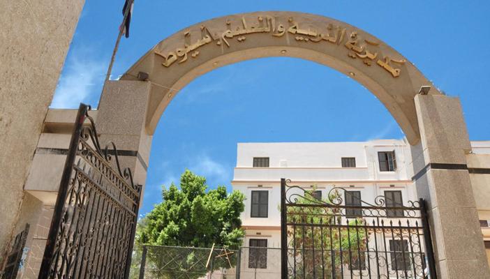 سيدة تتعدي بالضرب على مدير مدرسة بأسيوط بسبب تغيير مقعد ابنها